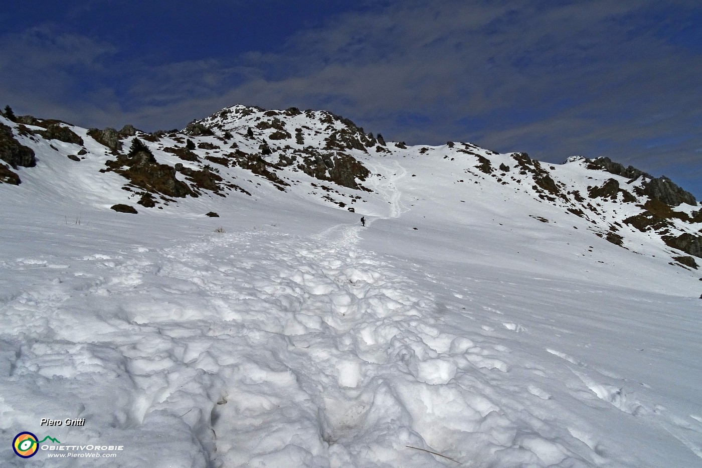 39 Salendo il lungo pratone innevato.JPG -                                